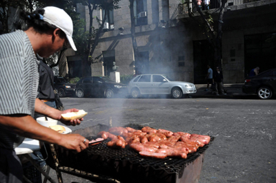 El original reclamo de los choripaneros, al concretarse cerca del mediodía, fue recibido con beneplácito por quienes se encontraban en inmediaciones del Palacio comunal.