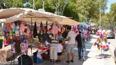 Piden desalojar a vendedores ambulantes de plaza céntrica de Villa Mercedes