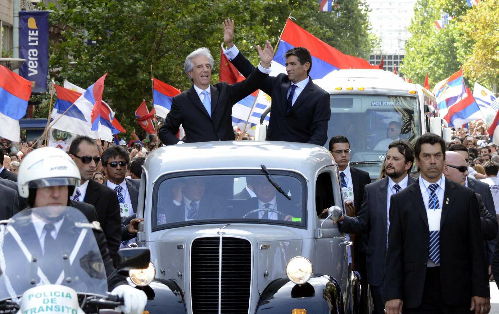 Tabaré Vázquez, y el vicepresidente, Raúl Sendic, desfilaron desde el Palacio Legislativo hasta la Plaza Independencia en un Fordson 1951.