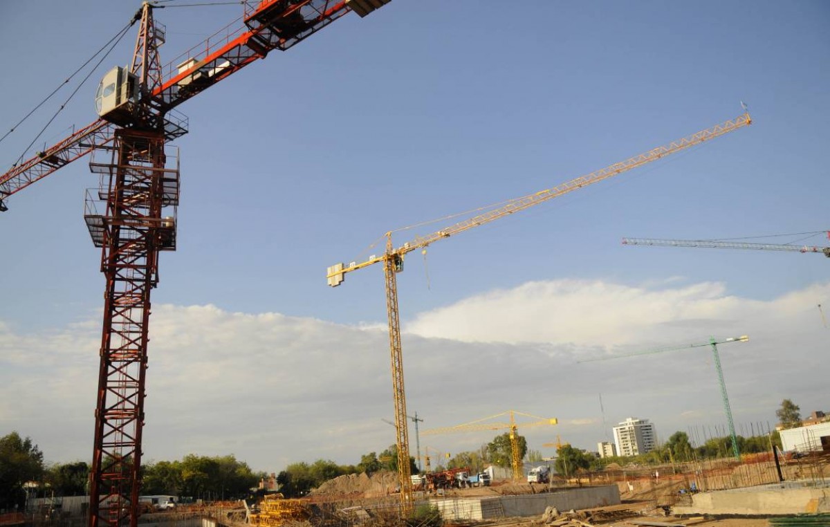Más de 500 obreros y 12 grúas para construir 1.000 viviendas en Mendoza