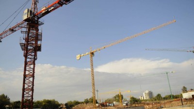 Más de 500 obreros y 12 grúas para construir 1.000 viviendas en Mendoza