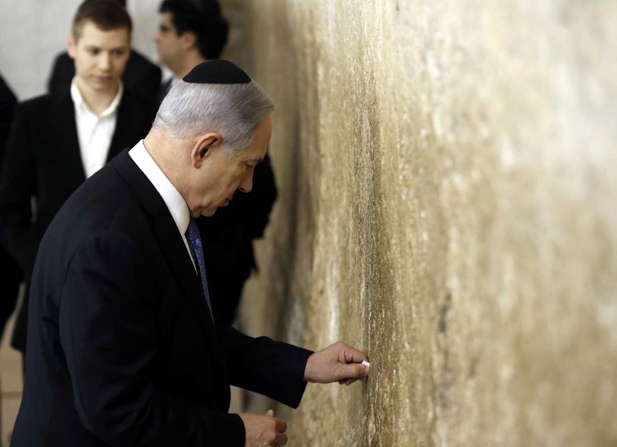 Tras la victoria, Benjamin Netanyahu dejó su mensaje agradeciendo a Dios en el Muro de los Lamentos.