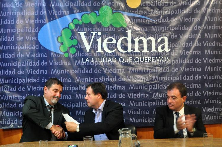 El gobernador Weretilneck fue al municipio con Pesatti para entregar los aportes al intendente Foulkes
