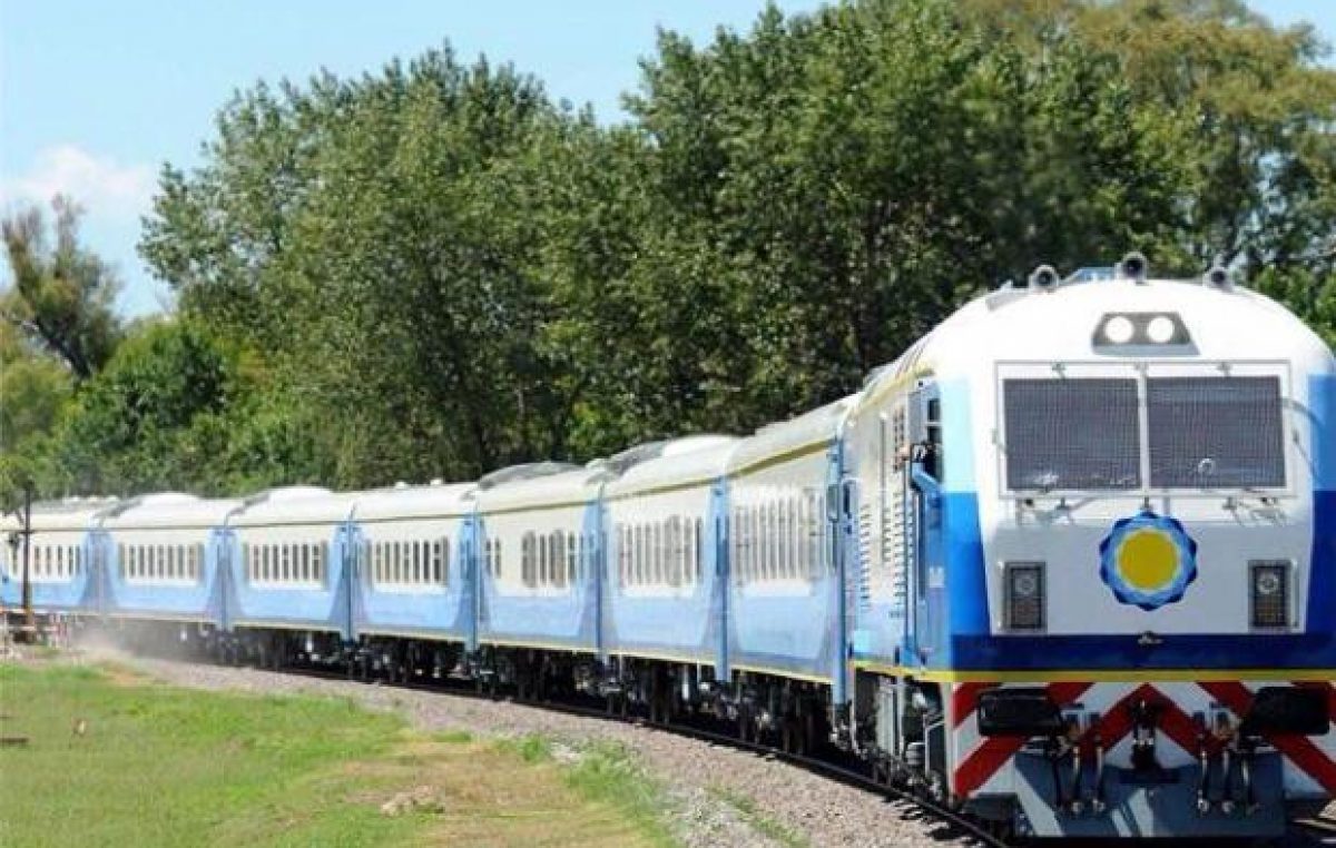 Randazzo viajó a Rosario en tren y visitó intendentes por el camino