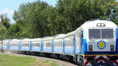 Randazzo viajó a Rosario en tren y visitó intendentes por el camino