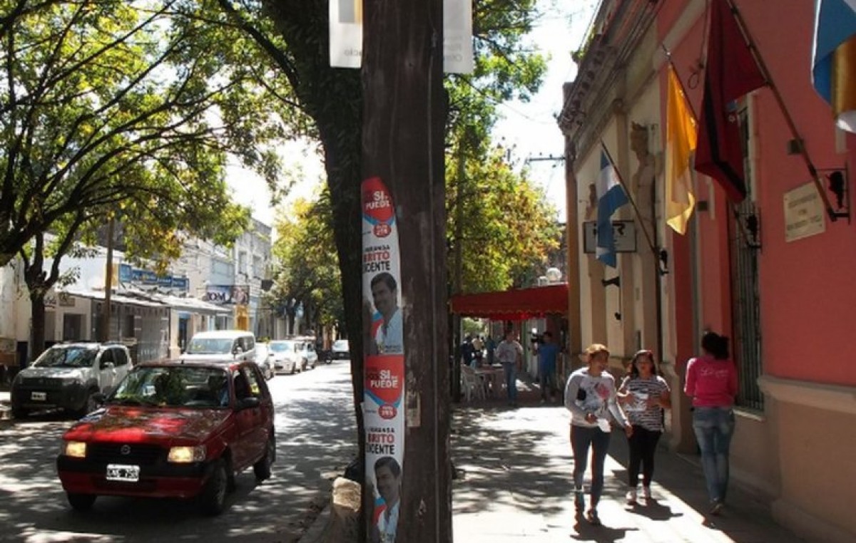 Multaron a 10 políticos por hacer pegatinas en lugares prohibidos en Metán