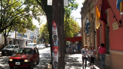 Multaron a 10 políticos por hacer pegatinas en lugares prohibidos en Metán