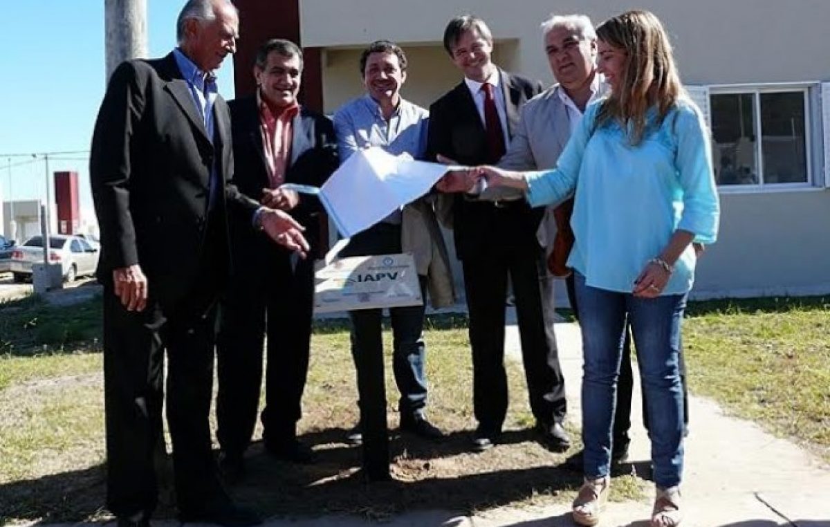 Se inauguraron 100 viviendas para trabajadores municipales en Victoria