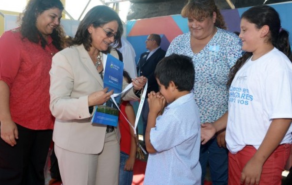 La Gobernadora entregó 30 viviendas en Valle Viejo