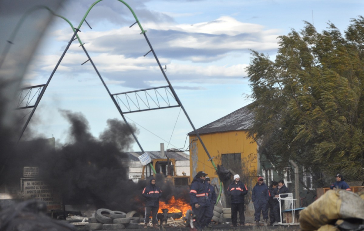 SOEM Río Gallegos bloquea acceso al Vaciadero 