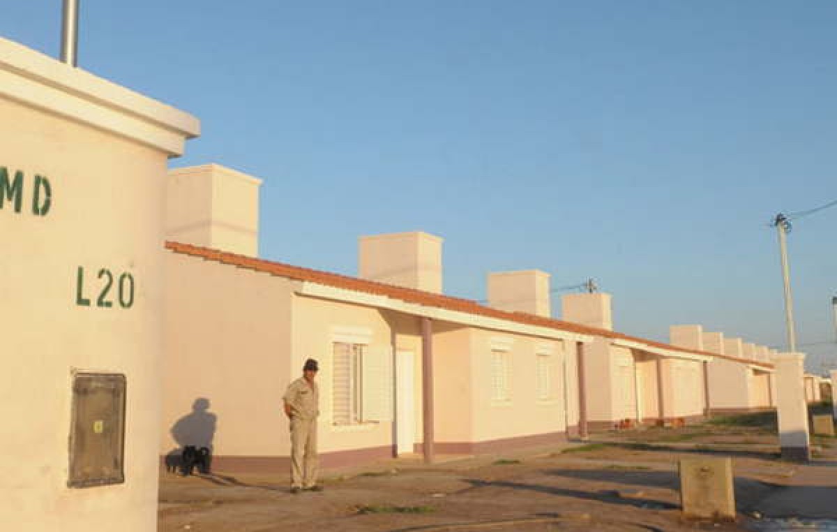 La Gobernadora de Santiago firmó decretos para ejecutar 400 casas en La Banda y obras en La Católica