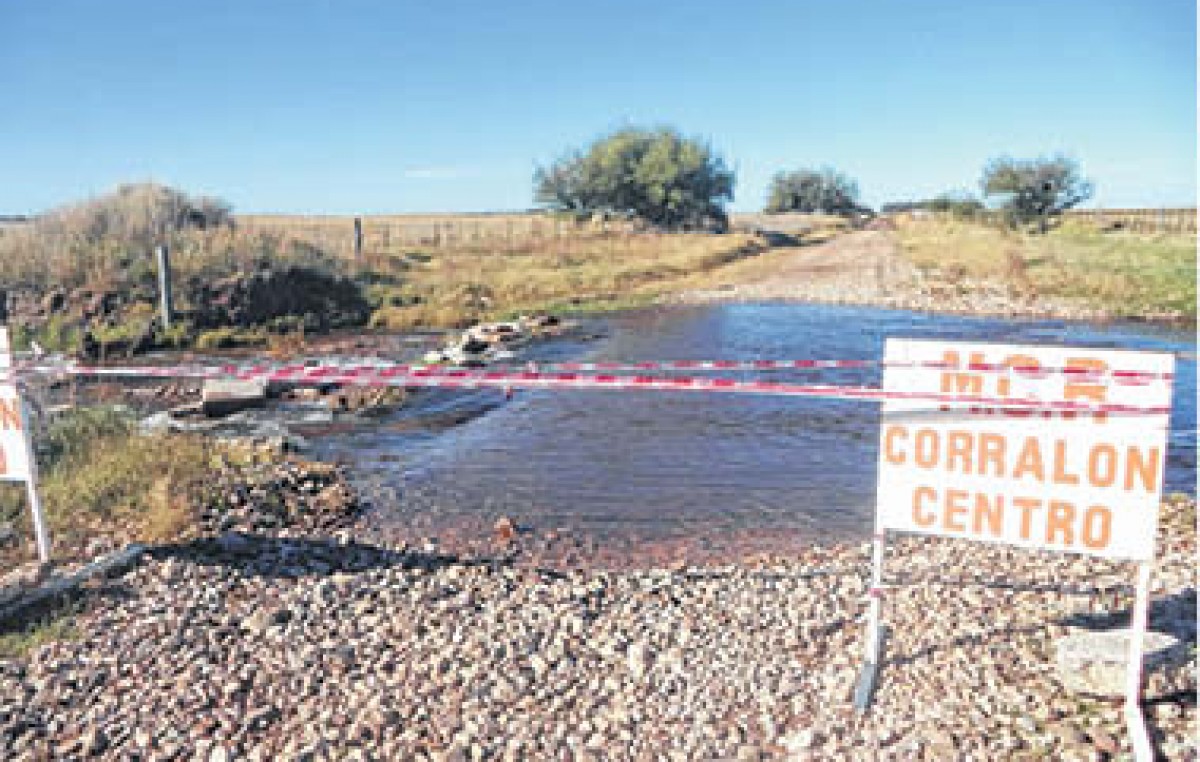 Pehuen Co, desbordes de agua y el cierre de dos caminos