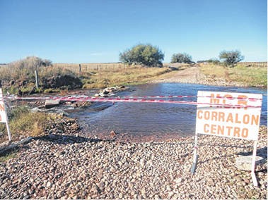 Pehuen Co, desbordes de agua y el cierre de dos caminos