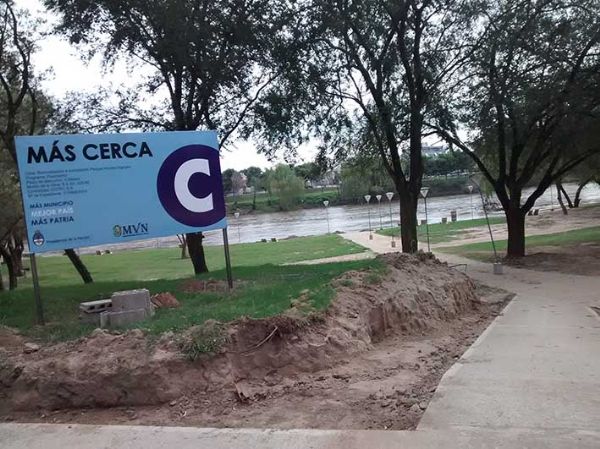 El cartel que anuncia la obra de remodelación e iluminación en el Parque ya contaba con el monto presupuestario que avalaron los concejales en la víspera. La empresa Cotec SA es la que realizará estos trabajos