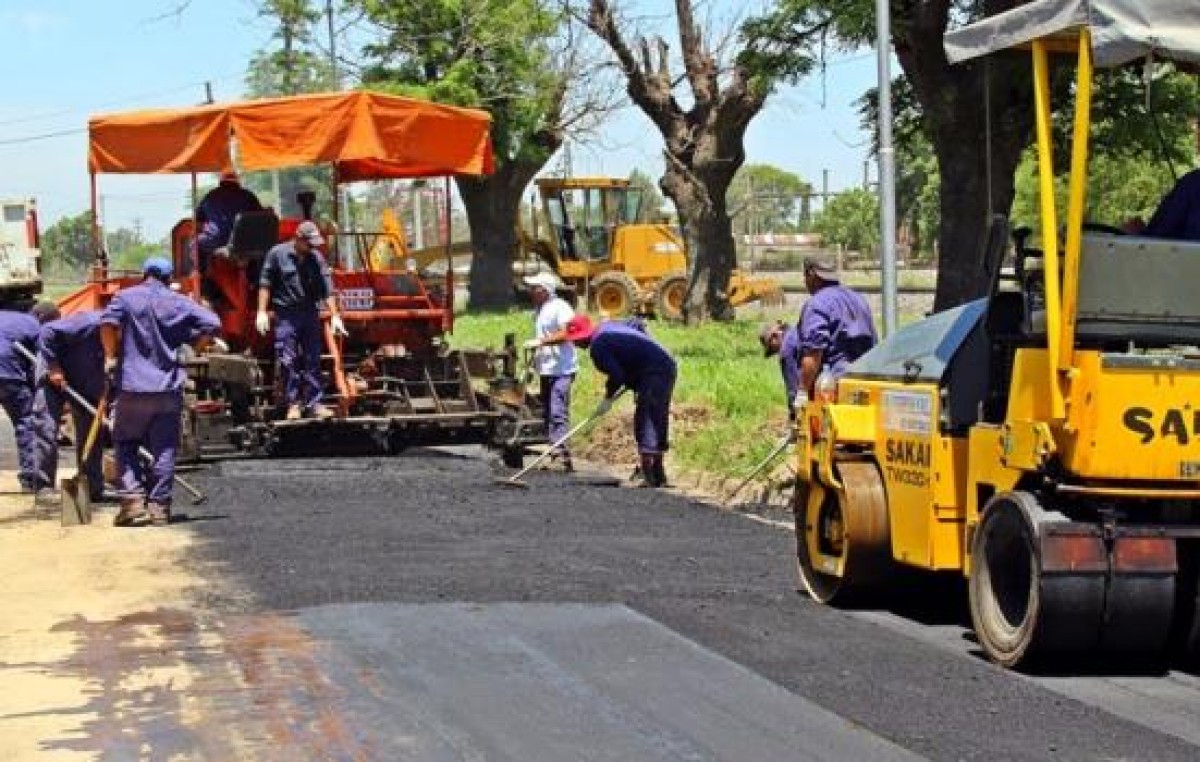 Pavimentan cien cuadras en distintos barrios platenses