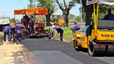 Pavimentan cien cuadras en distintos barrios platenses