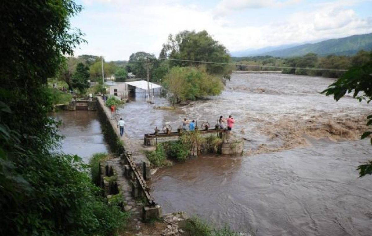 El dique Escaba desbordó, creció el río y sembró la angustia en Graneros, Alberdi y La Madrid