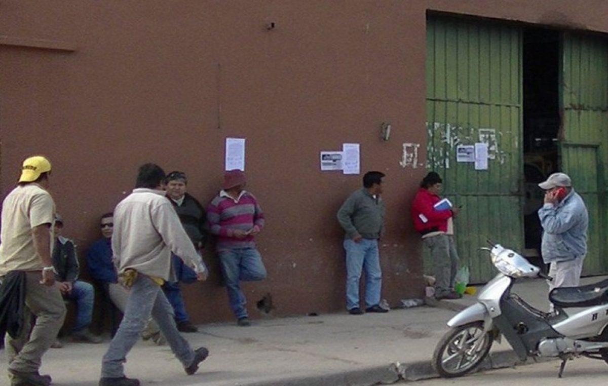 Municipales de General Mosconi tomaron el canchón municipal por tiempo indeterminado