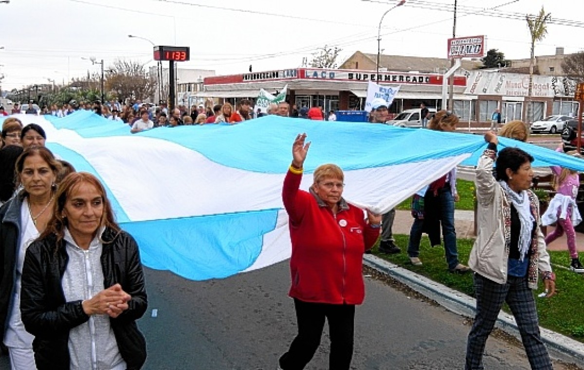 Marcha de municipales por las calles de Carhué