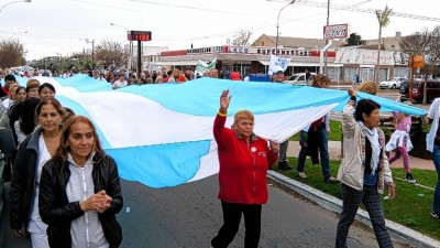 Marcha de municipales por las calles de Carhué