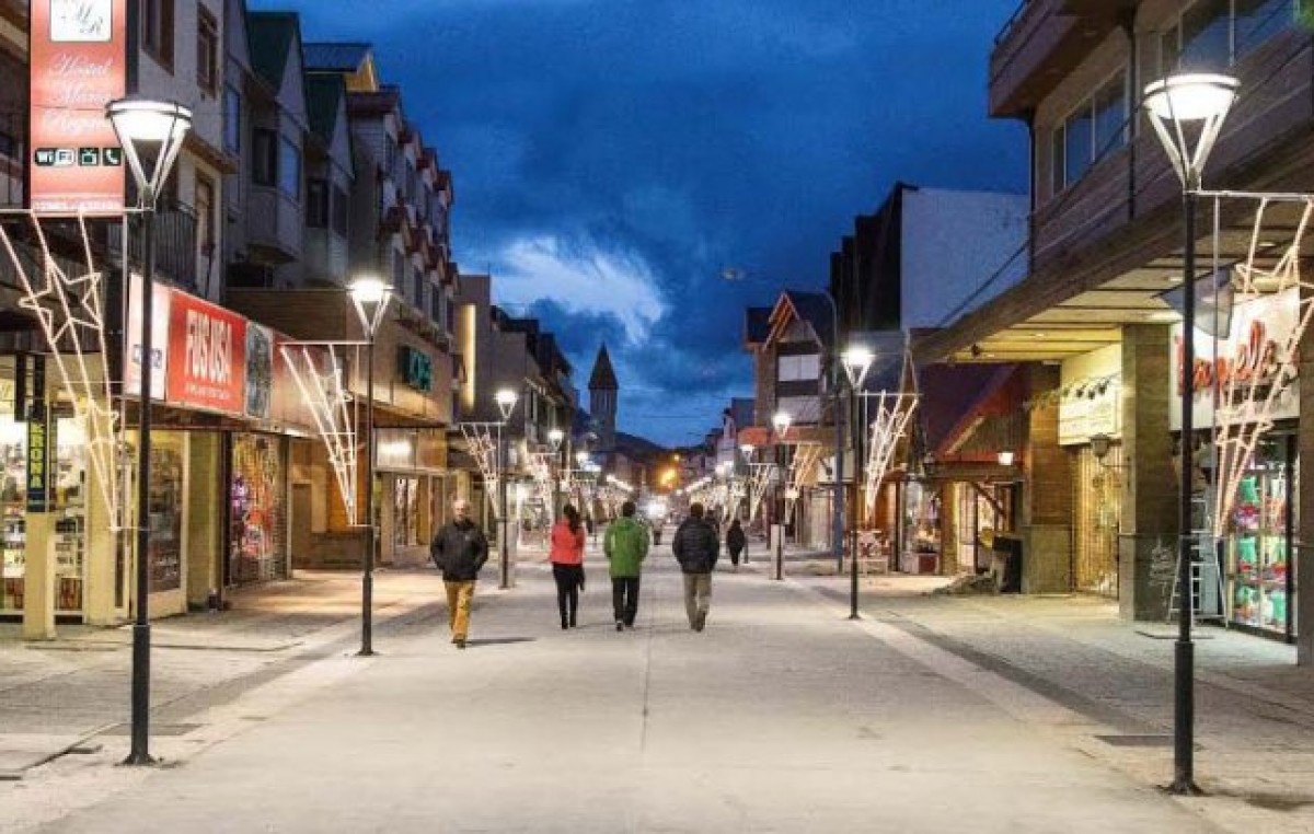 Se realizan las instalaciones para la puesta en marcha sistema de calefacción de calles y veredas en Ushuaia