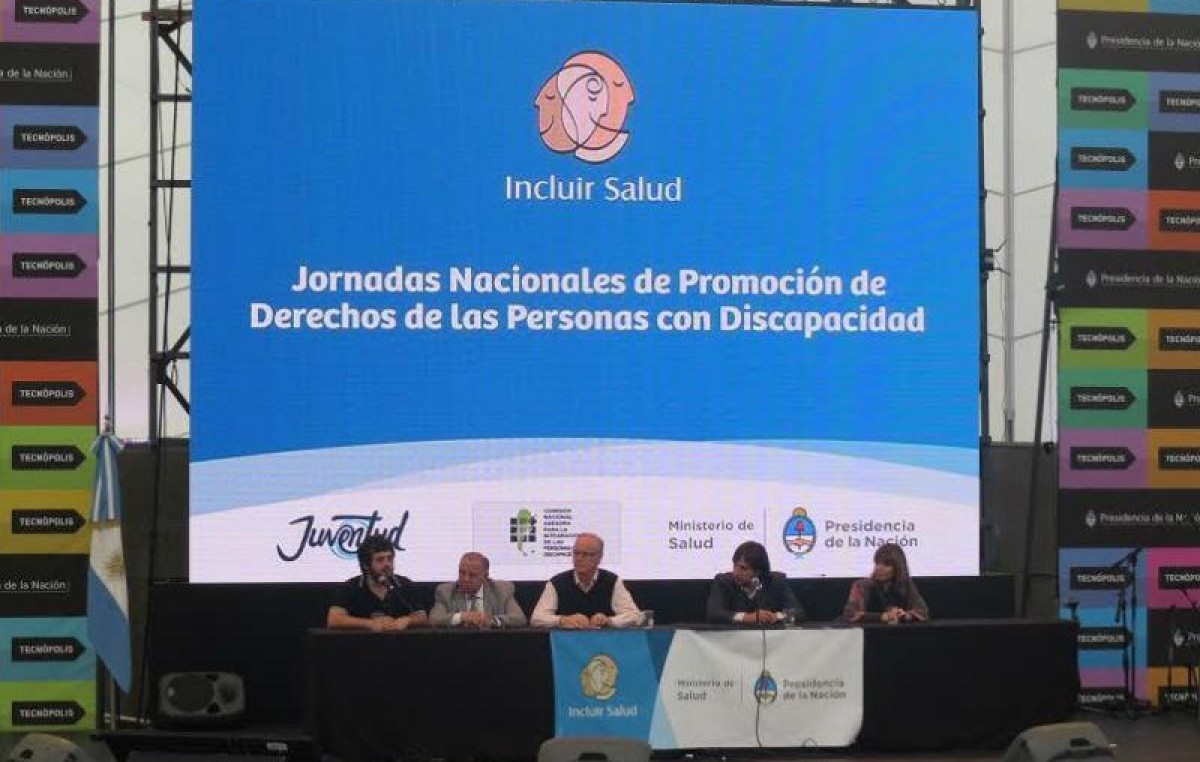 Personas con discapacidad y funcionarios nacionales debaten sobre políticas públicas de inclusión