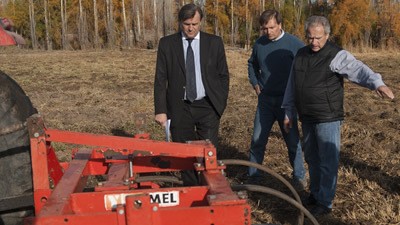 El Municipio de Trelew financia la construcción de nuevos invernáculos en las chacras