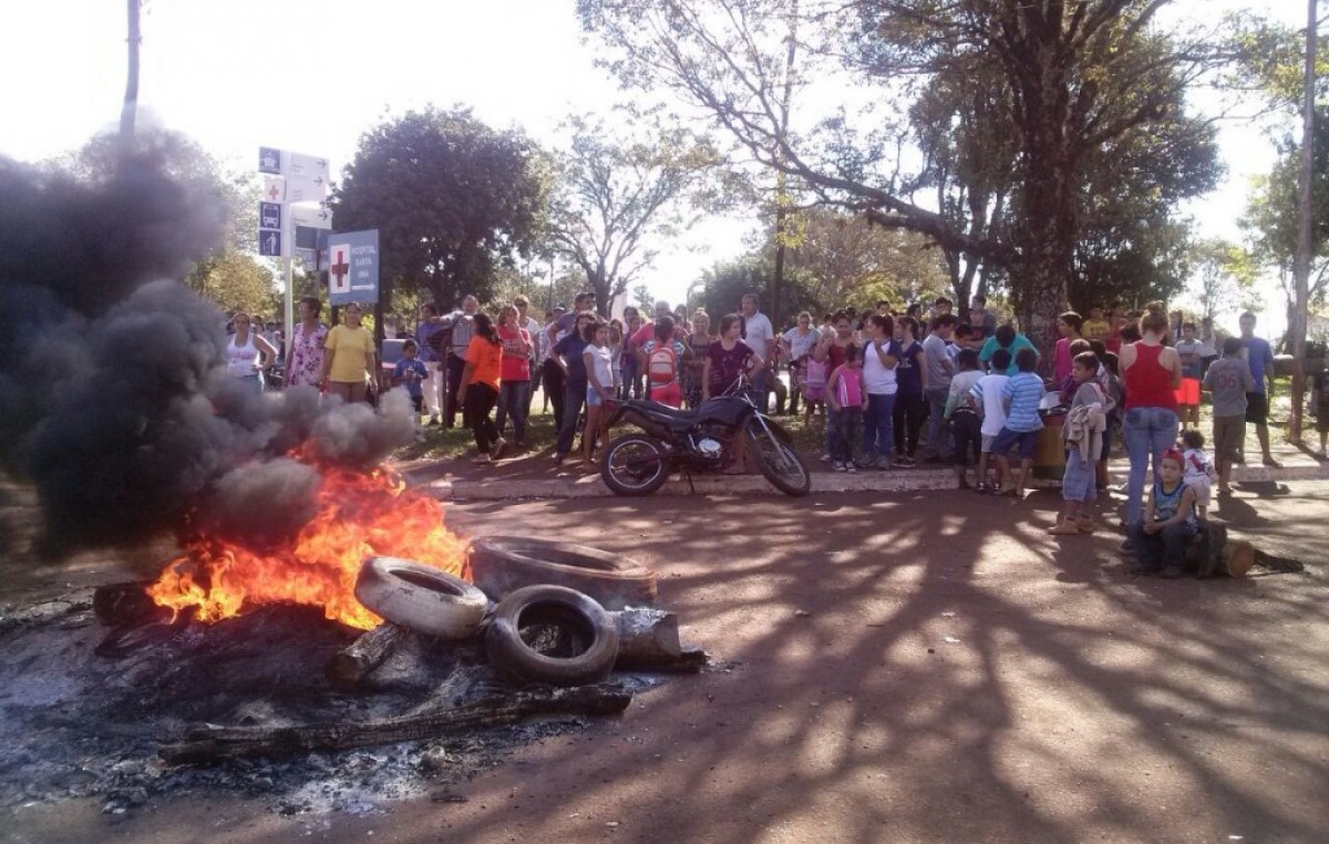 Vecinos de Santa Ana siguen de vigilia frente al edificio municipal