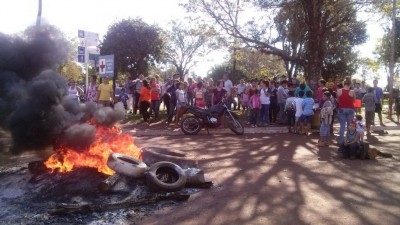 Vecinos de Santa Ana siguen de vigilia frente al edificio municipal