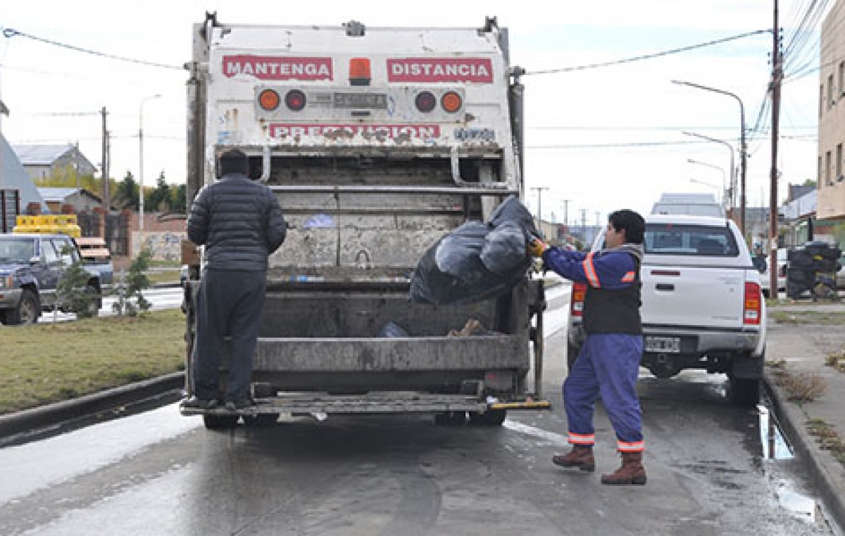 Con 14 vehículos, el Municipio de Río Gallegos trabaja en la limpieza de la ciudad
