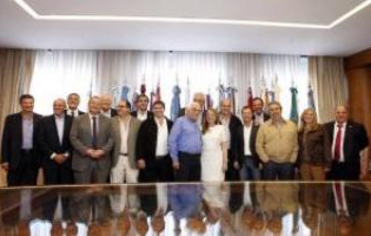 Alicia Kirchner entregó sábanas de cooperativistas a más de 20 municipios de Buenos Aires