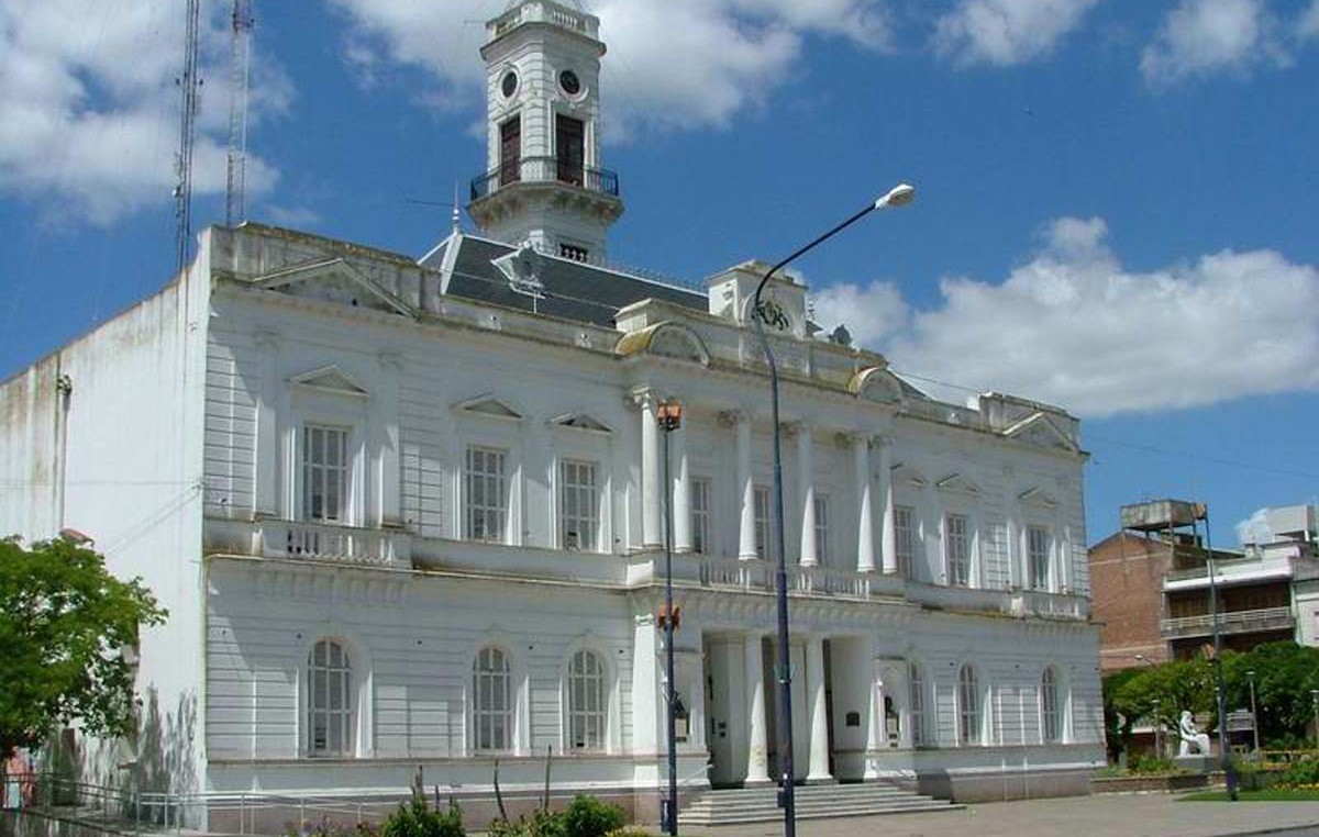 Intendente de Azul complicado con las finanzas tuvo que desdoblar los sueldos