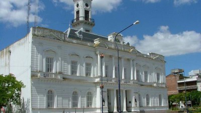Intendente de Azul complicado con las finanzas tuvo que desdoblar los sueldos