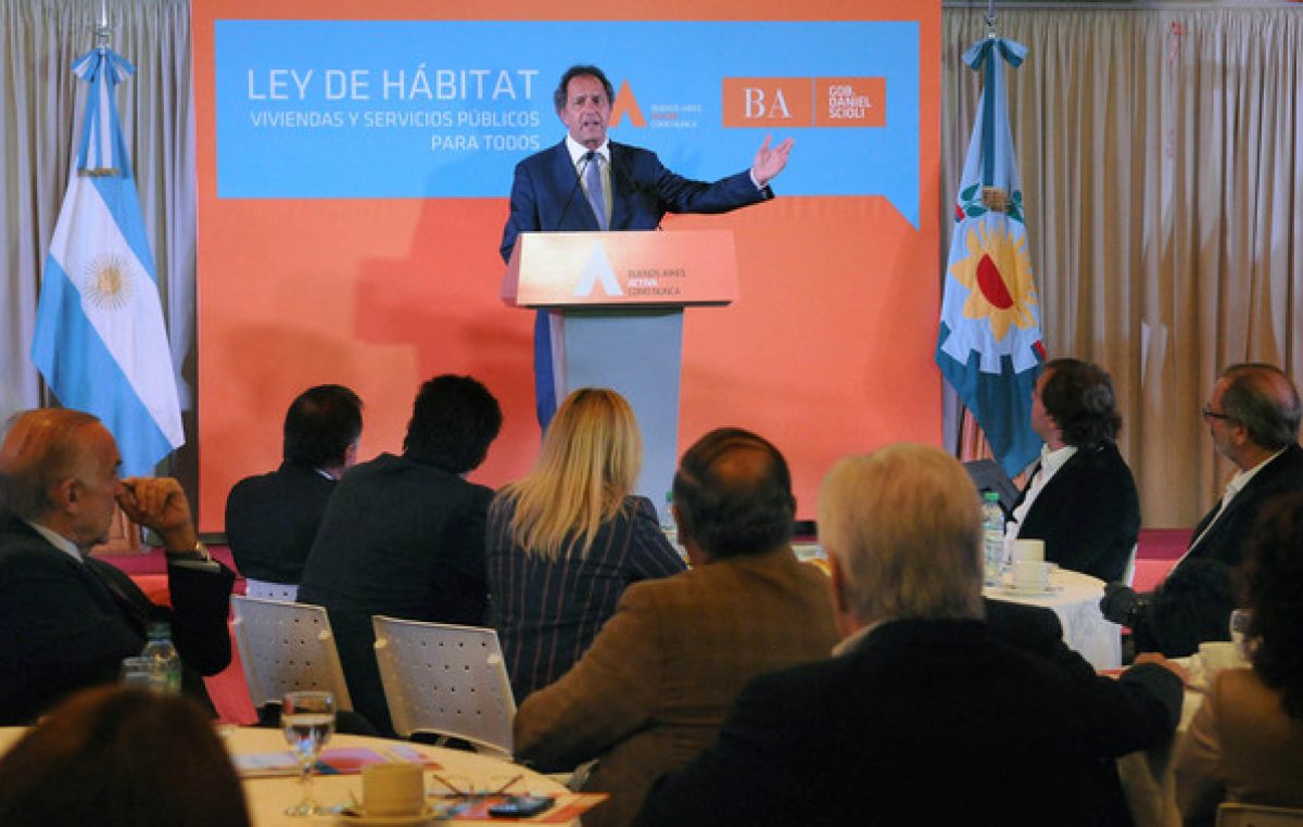 Scioli firmó convenios con más de 50 intendentes