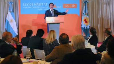 Scioli firmó convenios con más de 50 intendentes