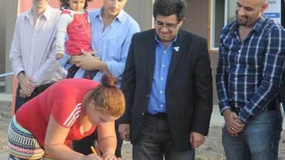 La Plata: Entregan casas a familias que vivían a la vera del arroyo El Gato