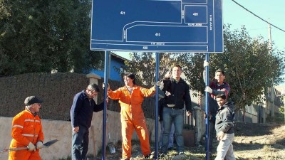 Barrios de Bariloche gestionan e instalan cartelería con financiamiento municipal