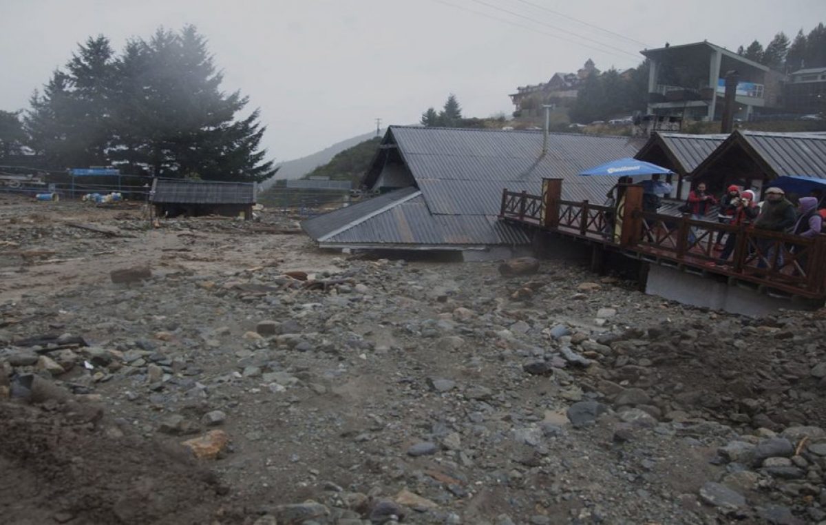 Bariloche, anegado por lluvias, aludes y sin luz