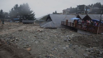 Bariloche, anegado por lluvias, aludes y sin luz