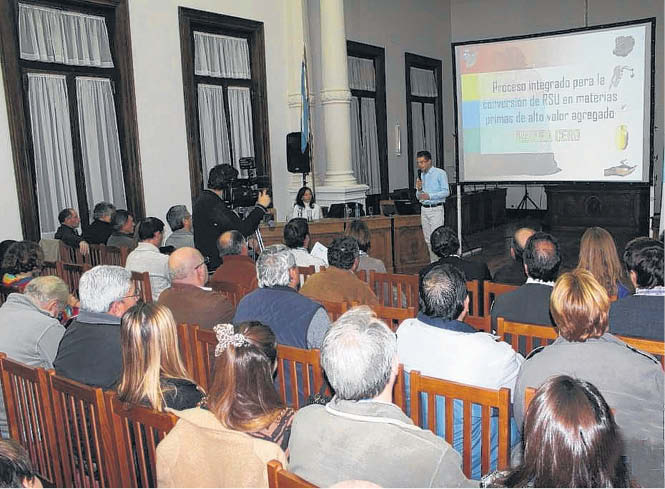 Augusto Zenón Echeverría, de Prarex Clean Tech, presentó el proyecto en la comuna.