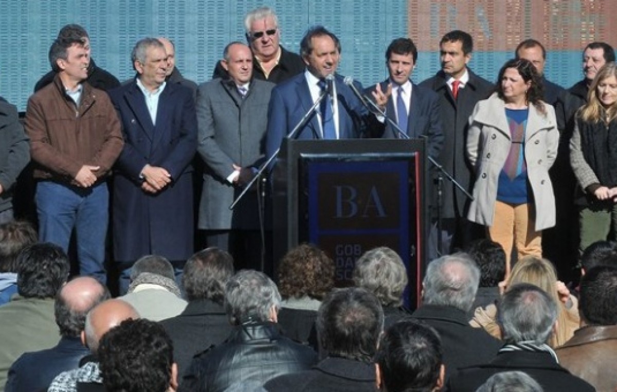 Junto a 25 intendentes, Scioli entregó transformadores y materiales eléctricos a 200 cooperativas bonaerenses