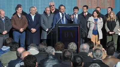 Junto a 25 intendentes, Scioli entregó transformadores y materiales eléctricos a 200 cooperativas bonaerenses
