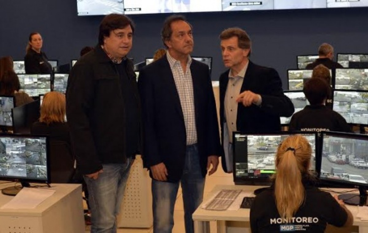 Scioli recorrió el centro de monitoreo de Mar del Plata y dijo que es «el más grande» del país