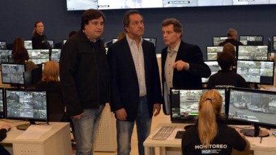 Scioli recorrió el centro de monitoreo de Mar del Plata y dijo que es «el más grande» del país