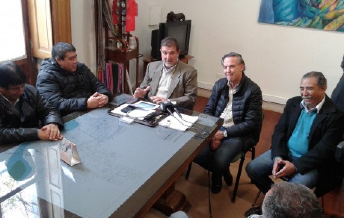 Firman acuerdo para construir 400 viviendas en Viedma