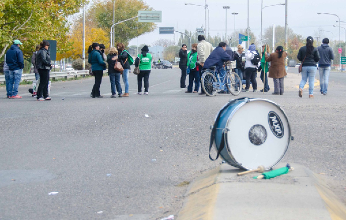 En Plottier, los municipales bloquearon el paso por la 22