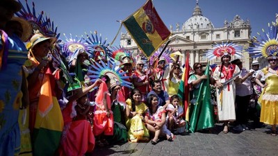 Con desfiles y música, Bolivia llenó de color el Vaticano antes del viaje del papa Francisco a Sudamérica