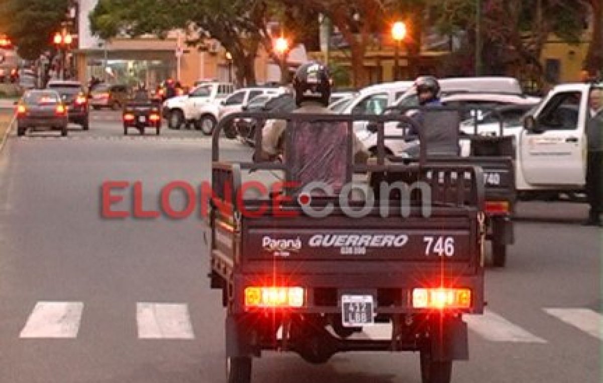 Carreros de Paraná recibieron motocarros y ya son 40 los que circulan por la ciudad