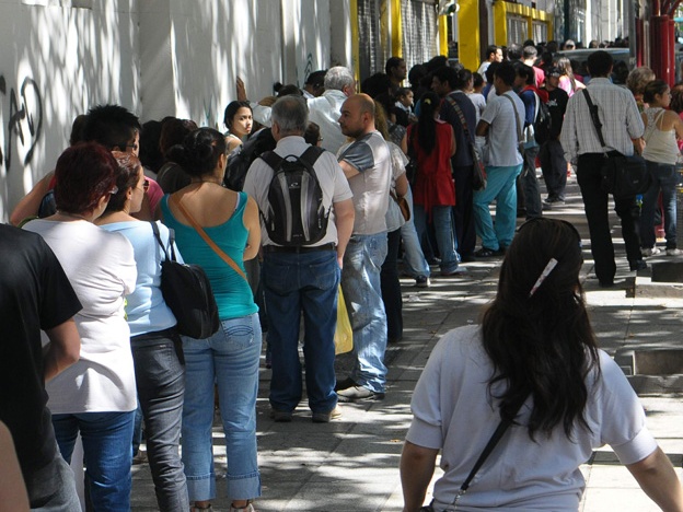 A esperar. Según Defensa del Consumidor, súper y bancos están a la cabeza de los reclamos.