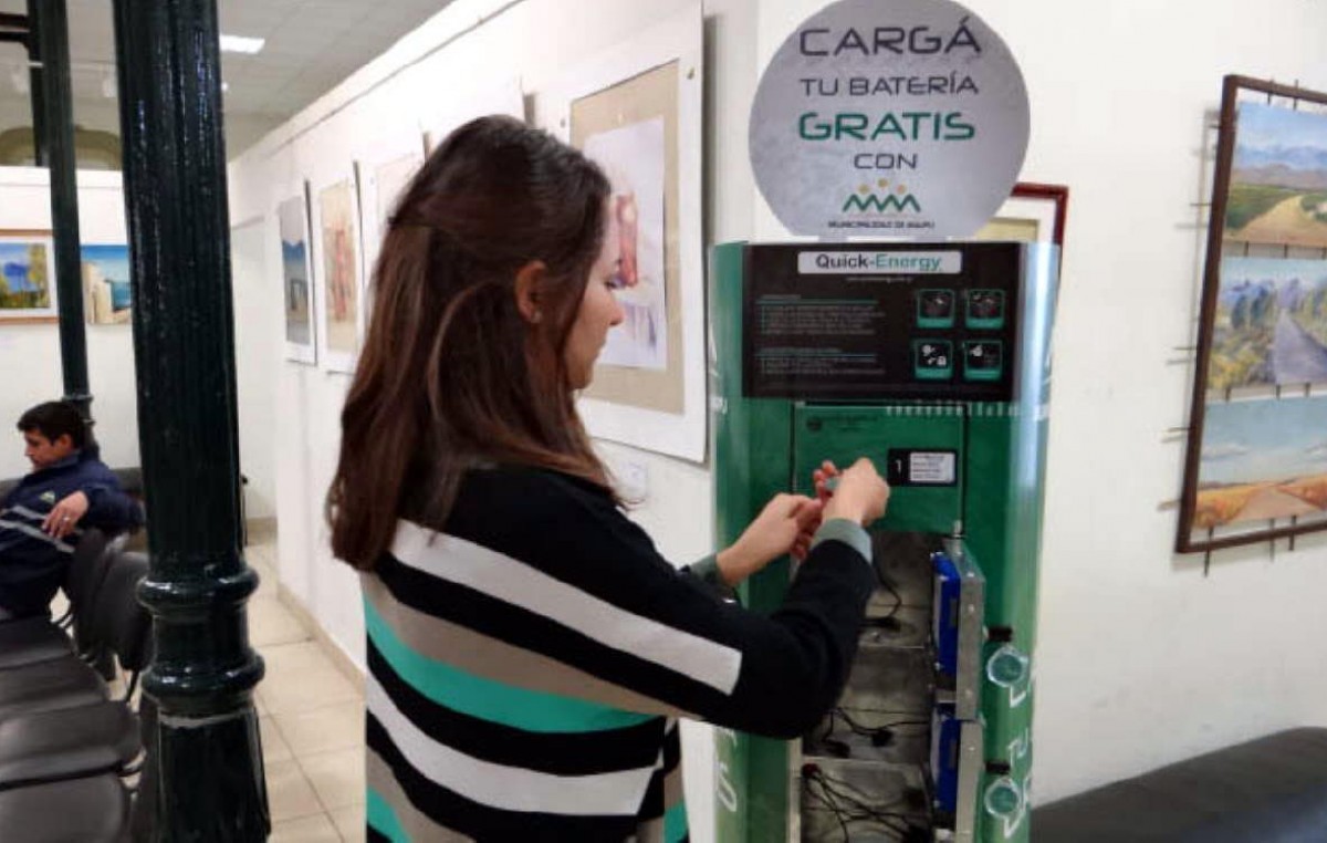 Un dispositivo público para cargar celulares en Maipú